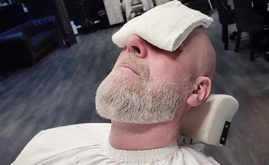 Skjeggtrim med knivbarbering
