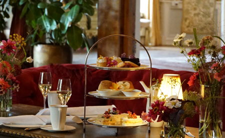Afternoon Tea Deluxe for to personer – toppet med et glass musserende